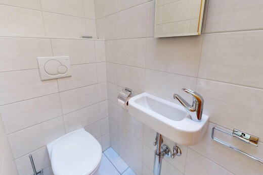 salle de bains avec toilette, mur en carrelage, tile wall, miroir, et inside property