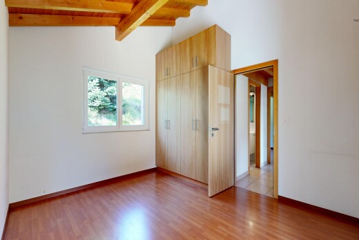 pièce vide avec plafond à poutres, beamed ceiling, inside property, cloison sèche, et drywall