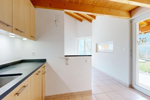 cuisine avec light brown cabinets, armoires marron clair, dark countertops, light floor, et inside property