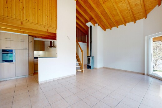 pièce vide avec high ceiling, plafond haut, light floor, wood ceiling, et plafond en bois