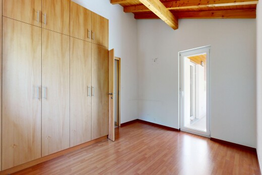 pièce vide avec inside property, cloison sèche, drywall, plafond à poutres, et beamed ceiling