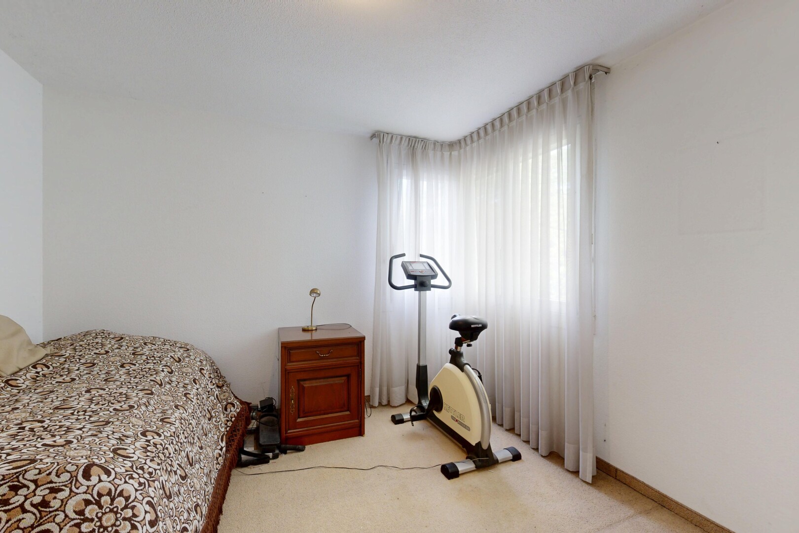 zimmer / schlafzimmer mit gipskartonwand, drywall, teppich, carpet, und natürliches licht