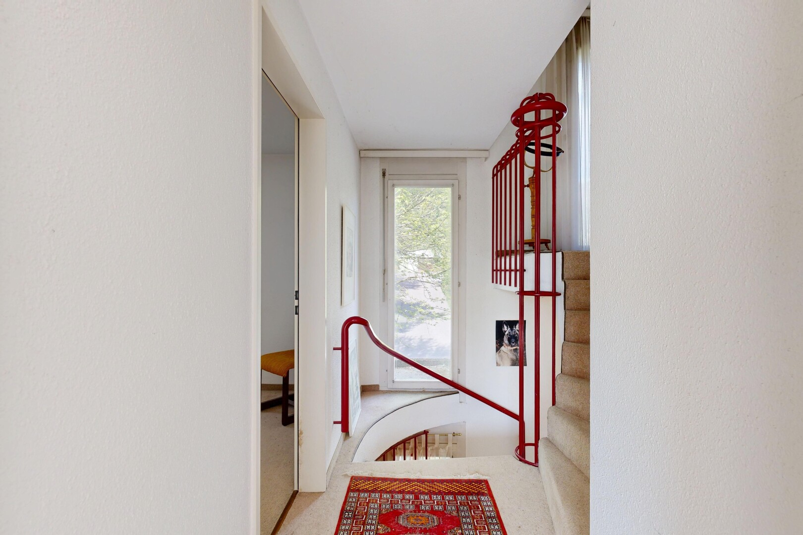 halle / korridor mit inside property, gipskartonwand, drywall, treppen, und natürliches licht