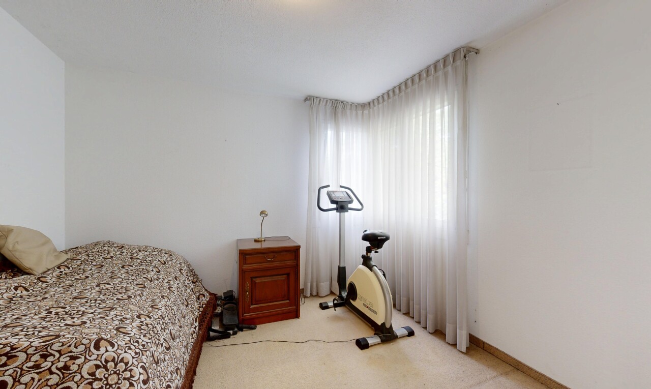 zimmer / schlafzimmer mit gipskartonwand, drywall, teppich, carpet, und natürliches licht