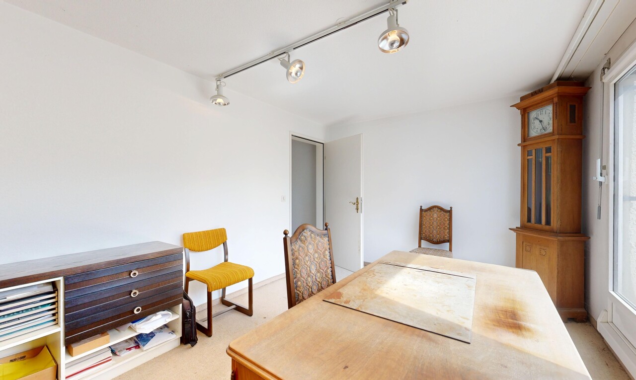 zimmer / schlafzimmer mit gipskartonwand, drywall, teppich, carpet, und inside property