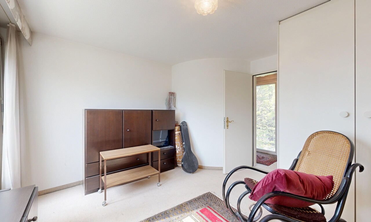 zimmer / schlafzimmer mit gipskartonwand, drywall, inside property, natürliches licht, und natural light