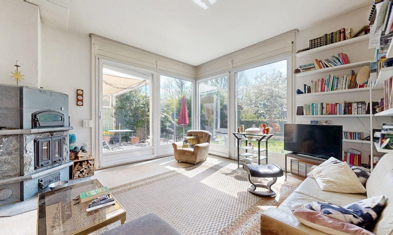 wohnzimmer mit fernseher, natürliches licht, natural light, inside property, und teppich