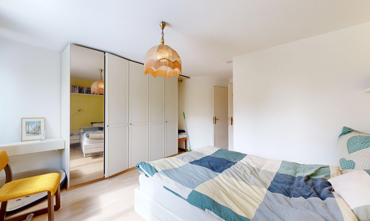 zimmer / schlafzimmer mit gipskartonwand, drywall, kleiderschrank, inside property, und holzfußboden