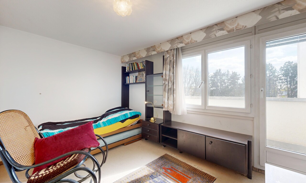 zimmer / schlafzimmer mit inside property, natürliches licht, natural light, light floor, und gipskartonwand