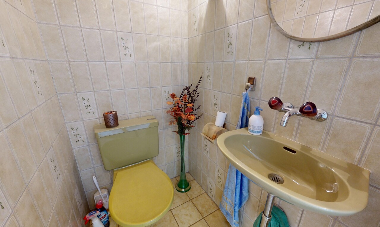 bad mit toilette, gäste-wc, waschbecken, spiegel, und fliesenwand