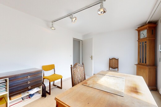 zimmer / schlafzimmer mit gipskartonwand, drywall, teppich, carpet, und inside property