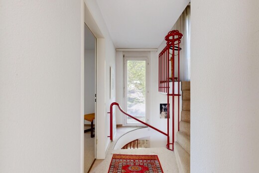 couloir avec inside property, cloison sèche, drywall, escaliers, et lumière naturelle