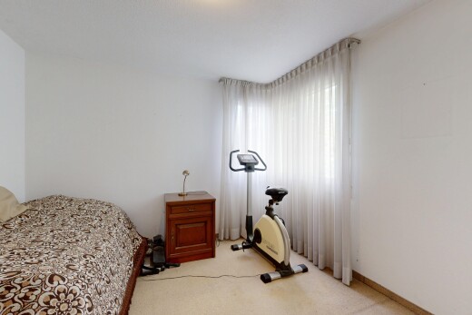 zimmer / schlafzimmer mit gipskartonwand, drywall, teppich, carpet, und natürliches licht