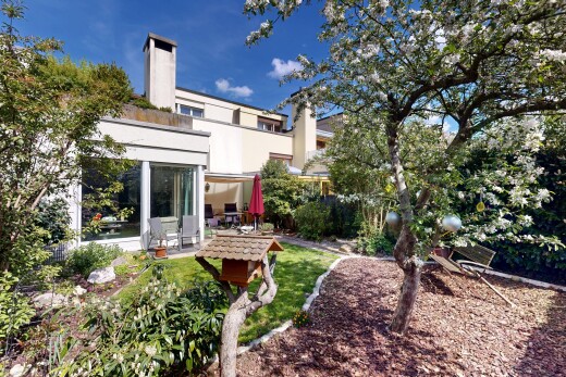 außenansicht mit stuckverkleidung, schornstein, property visible, day time, und terrasse