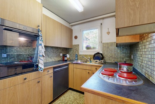 cuisine avec wood edge countertops, light floor, armoires marron clair, light brown cabinets, et lave-vaisselle