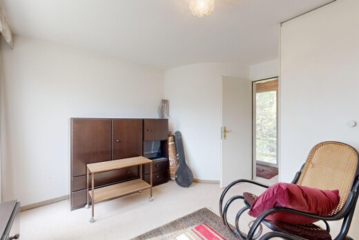 zimmer / schlafzimmer mit gipskartonwand, drywall, inside property, natürliches licht, und natural light