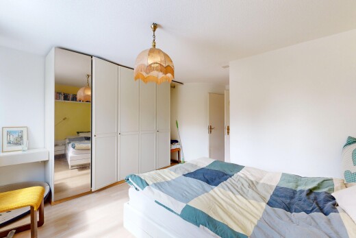 zimmer / schlafzimmer mit gipskartonwand, drywall, kleiderschrank, inside property, und holzfußboden