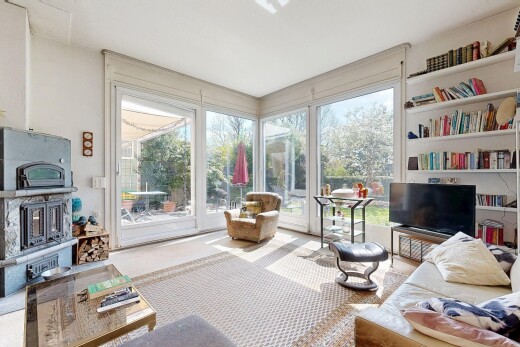 salon avec télévision, lumière naturelle, natural light, inside property, et moquette