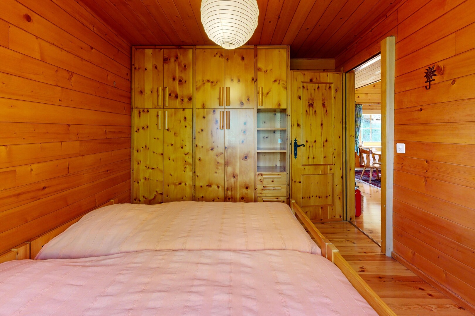chambre avec plafond en bois, wood ceiling, mur en bois, wood wall, et inside property