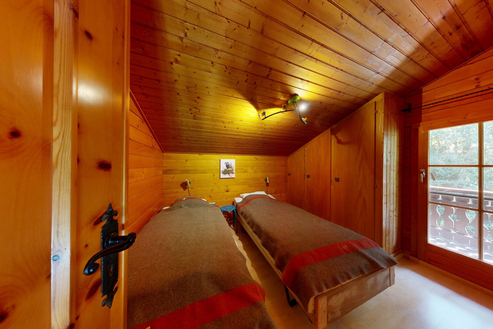 chambre avec plafond voûté, vaulted ceiling, dated wood wall, mur en bois, et wood wall