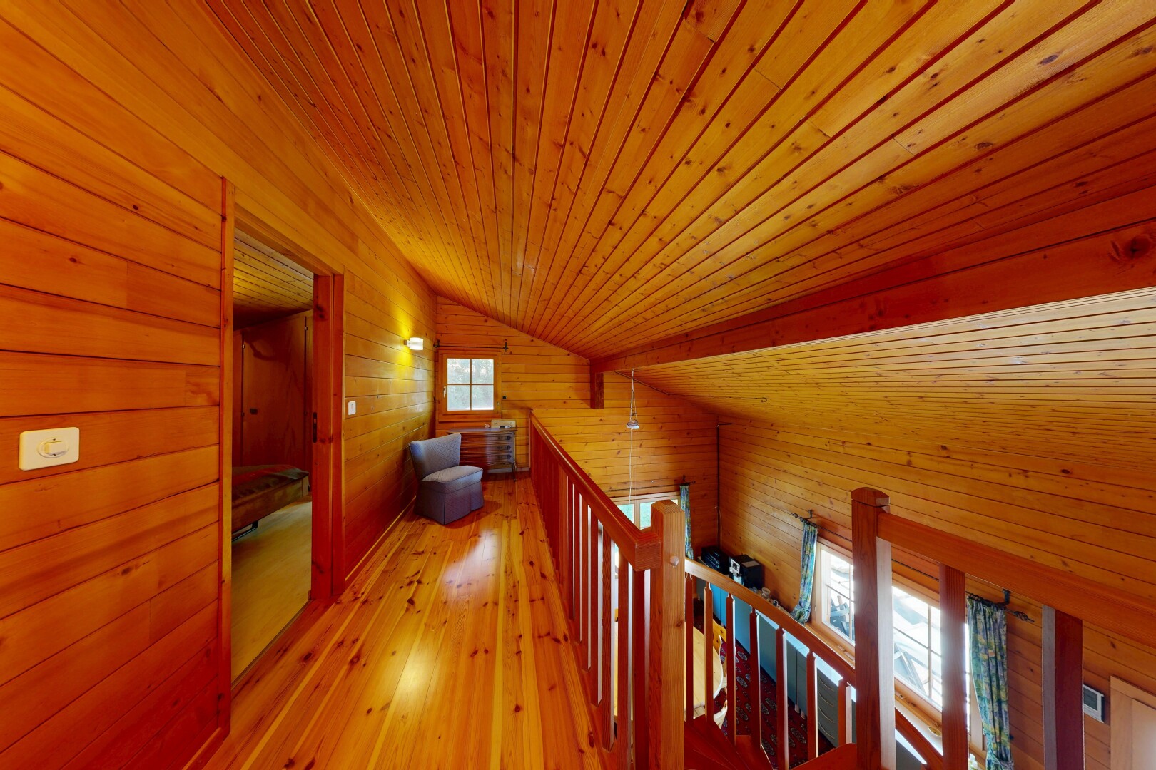 couloir avec plafond voûté, vaulted ceiling, mur en bois, wood wall, et dated wood wall