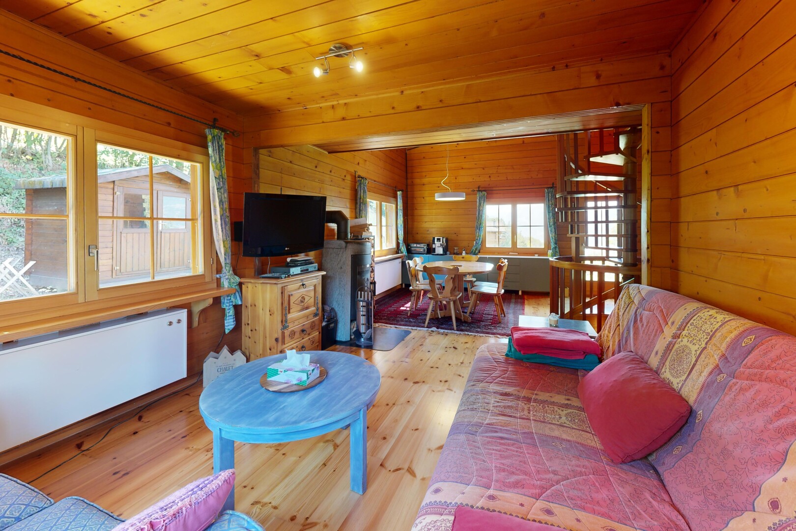 salon / salle à manger avec sol en finition bois, wood finish floor, dated wood wall, mur en bois, et wood wall