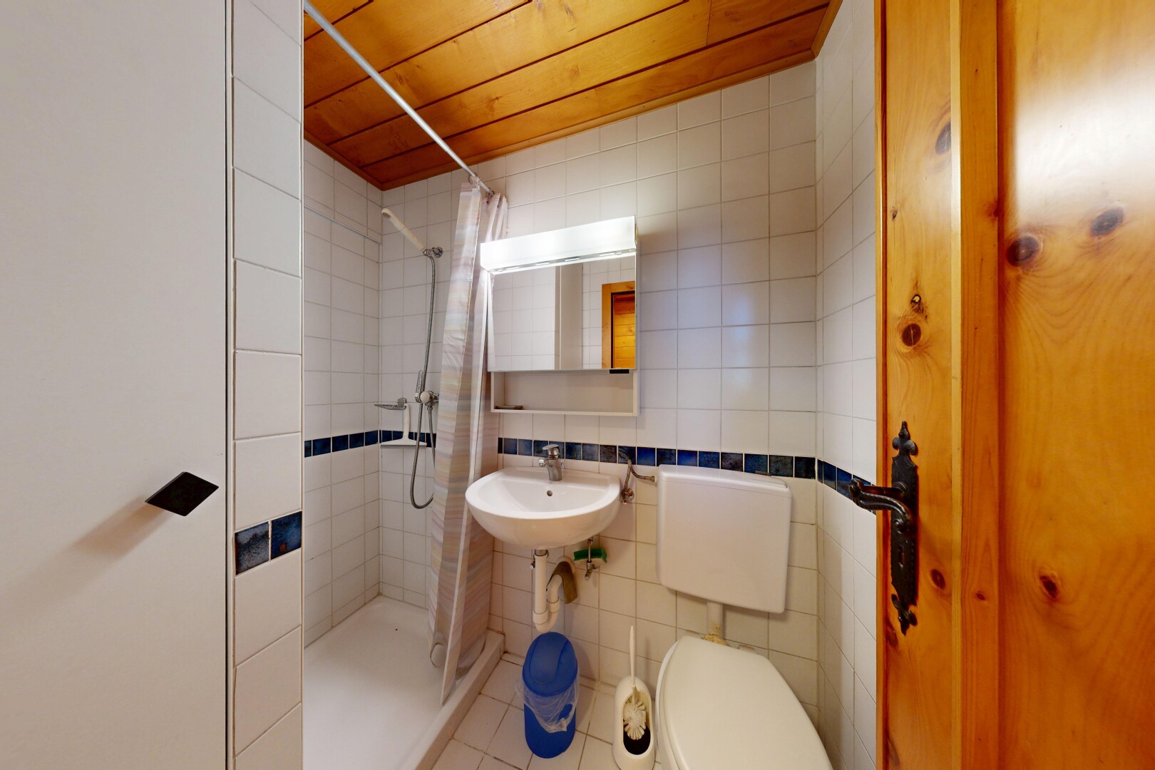 salle de bains avec mur en carrelage, tile wall, miroir, douche, et salle de bain complète