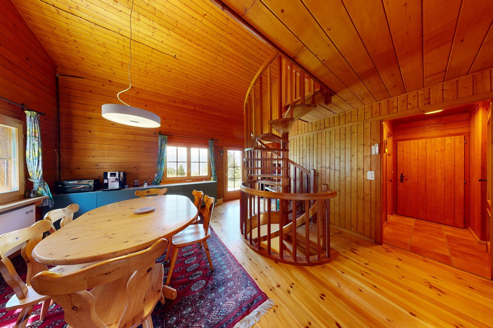 salle à manger avec mur en bois, wood wall, escaliers, dated wood wall, et sol en finition bois