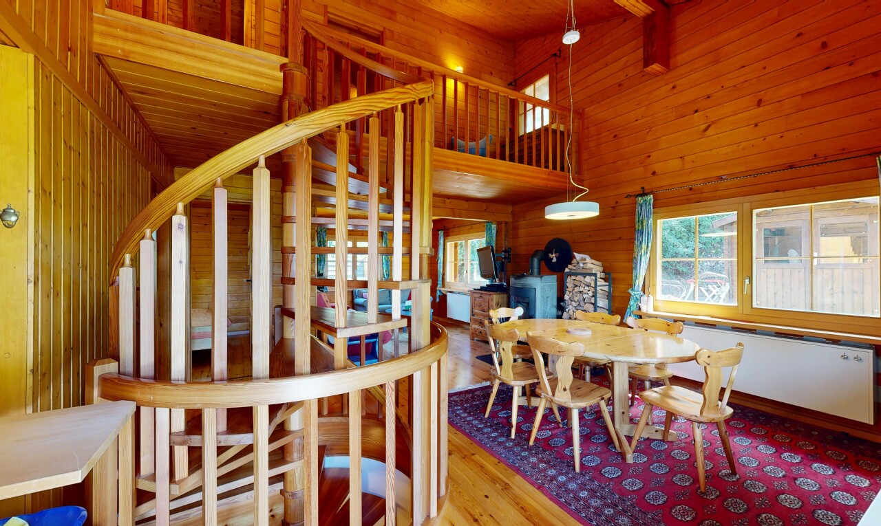 salle à manger avec plafond haut, high ceiling, mur en bois, wood wall, et high end ceiling