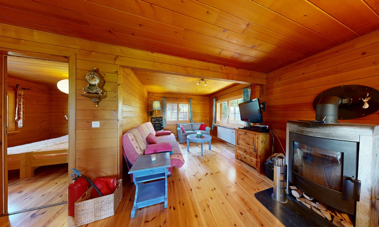 salon avec wood wall, mur en bois, dated wood wall, wood finish floor, et sol en finition bois