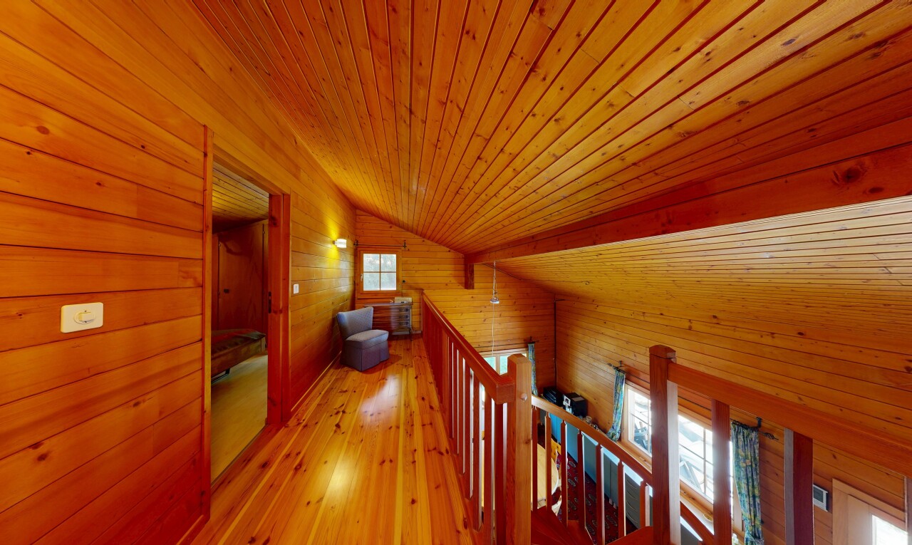 couloir avec plafond voûté, vaulted ceiling, mur en bois, wood wall, et dated wood wall