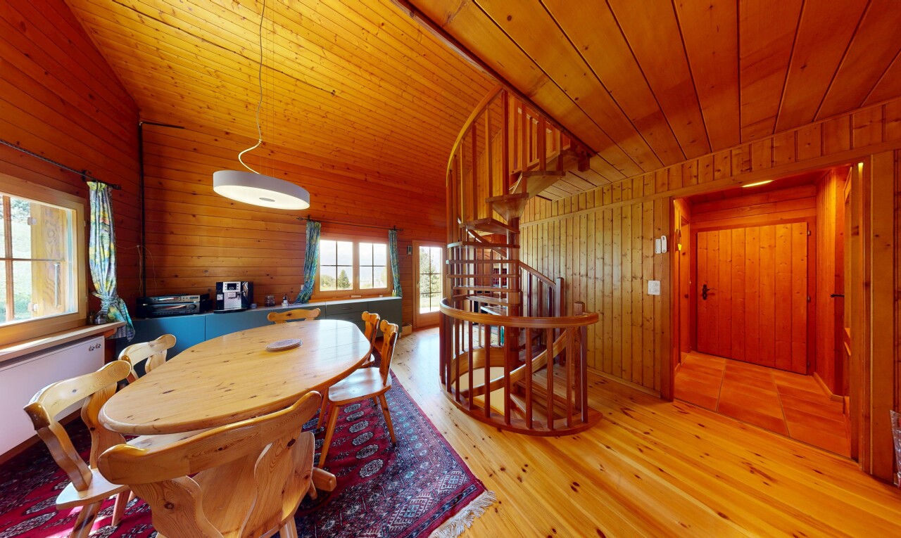 salle à manger avec mur en bois, wood wall, escaliers, dated wood wall, et sol en finition bois
