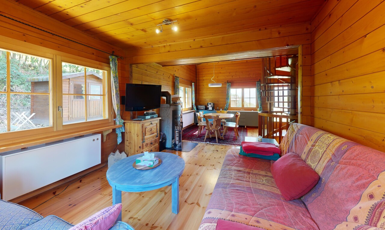 salon / salle à manger avec sol en finition bois, wood finish floor, dated wood wall, mur en bois, et wood wall