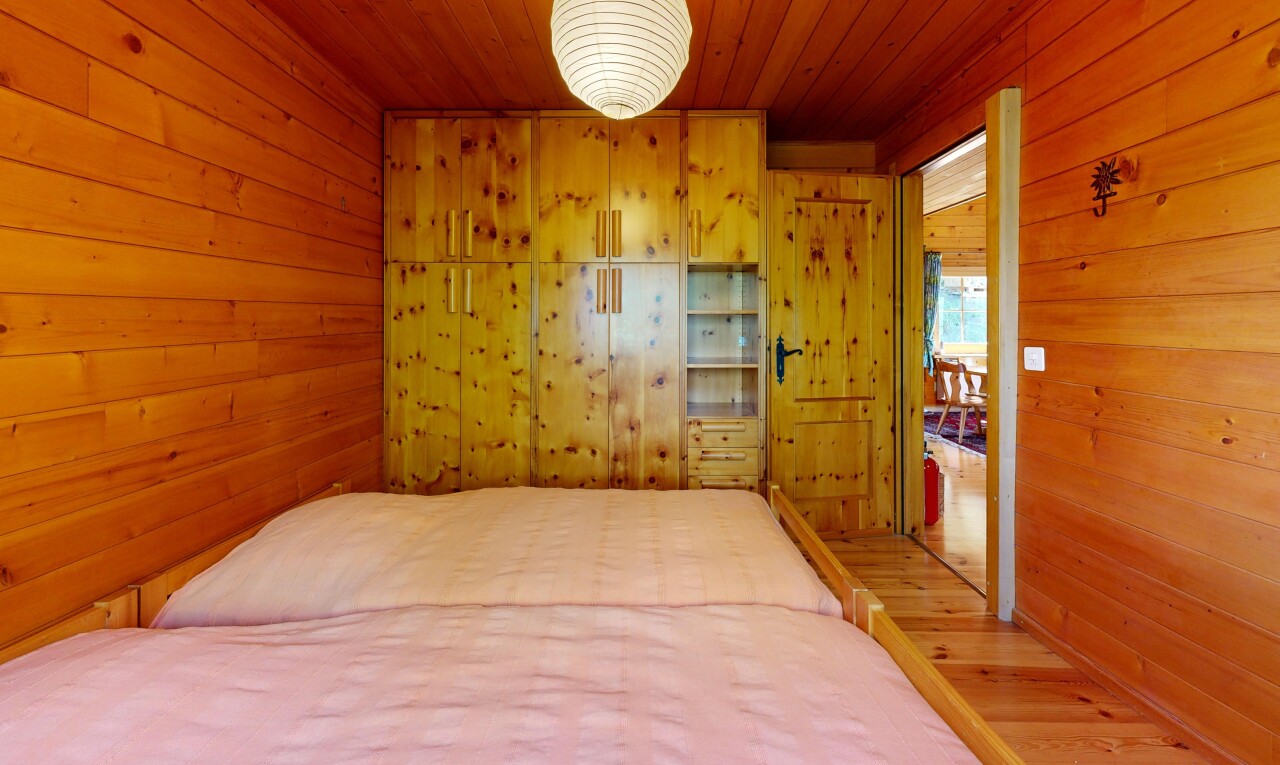 chambre avec plafond en bois, wood ceiling, mur en bois, wood wall, et inside property