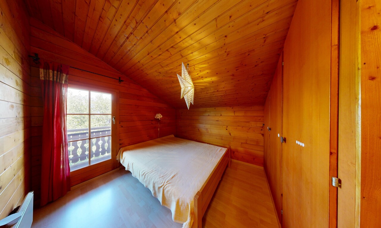 chambre avec plafond voûté, vaulted ceiling, mur en bois, wood wall, et dated wood wall