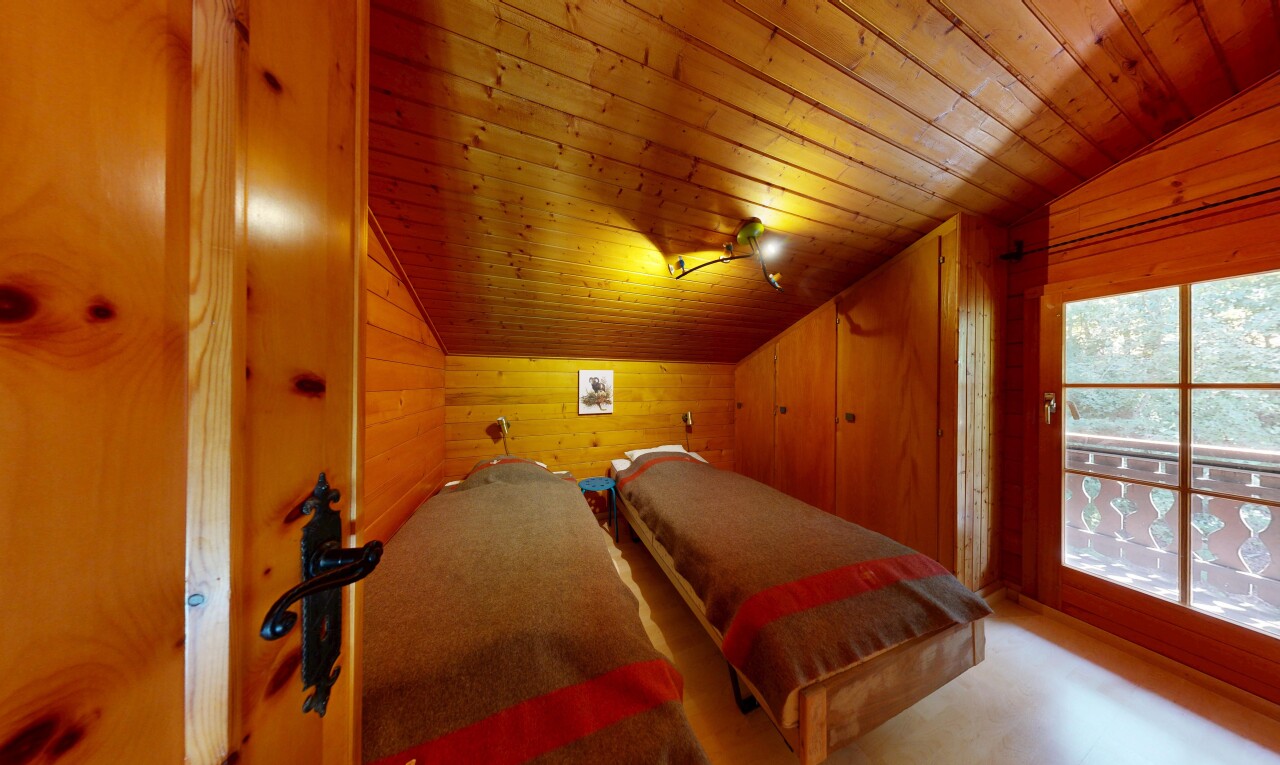 chambre avec plafond voûté, vaulted ceiling, dated wood wall, mur en bois, et wood wall