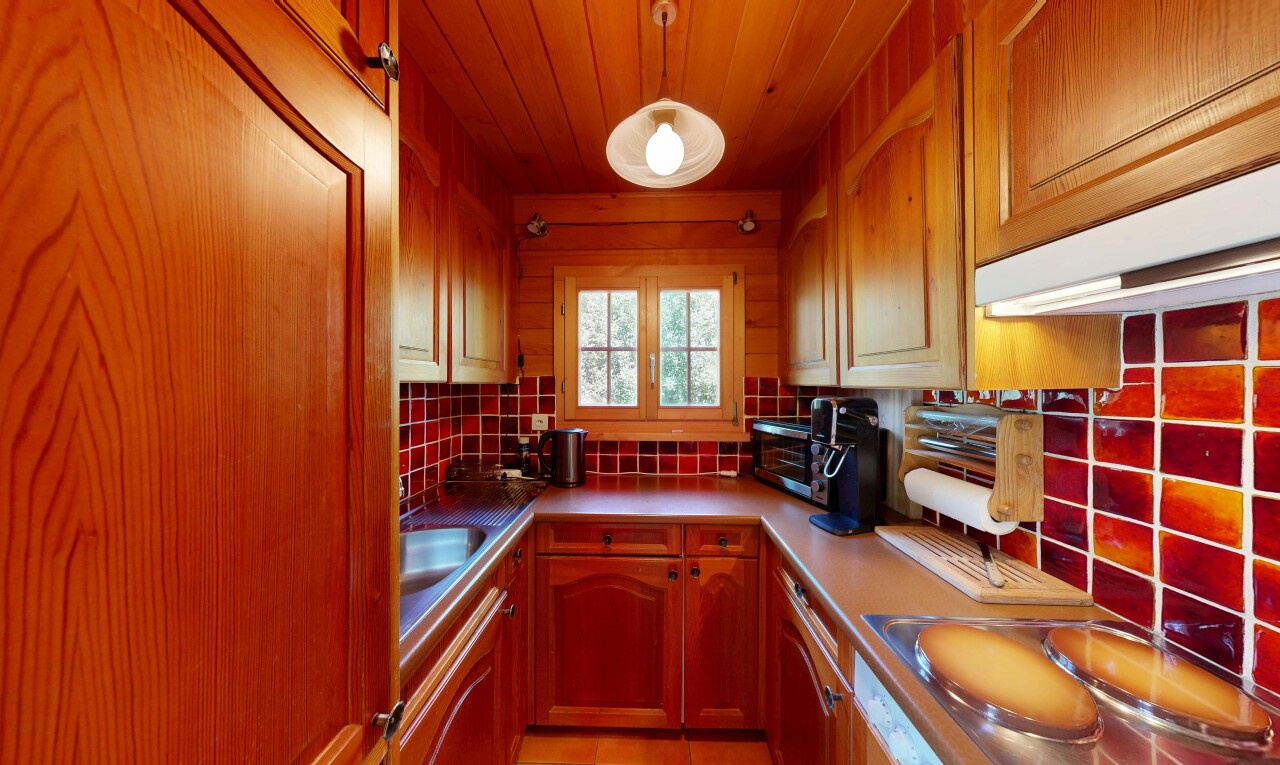 cuisine avec arched cabinets, armoires en arc, dosseret, backsplash, et raised cabinets