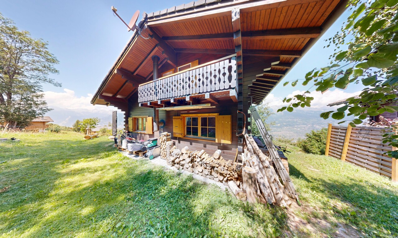 façade avec pelouse, property visible, day time, bardage horizontal, et from property