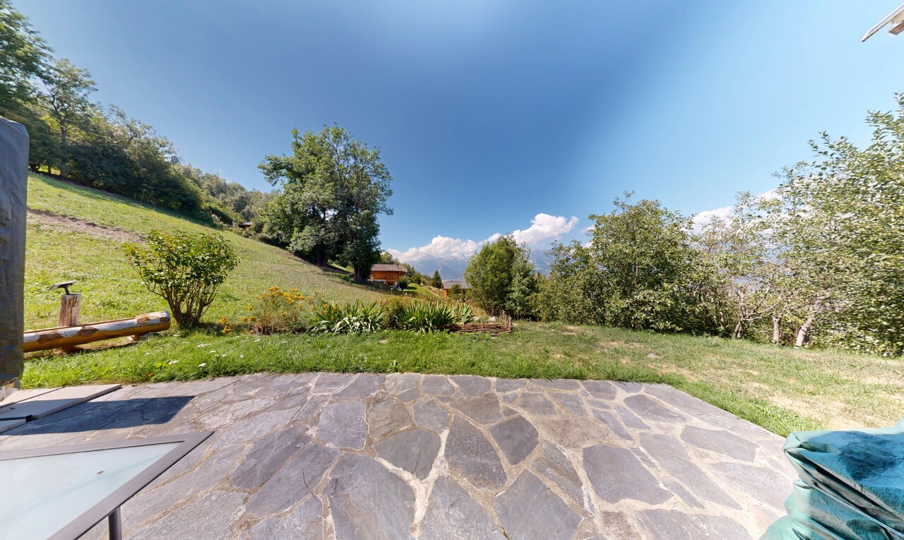 jardin avec from property, pelouse, day time, et view focus