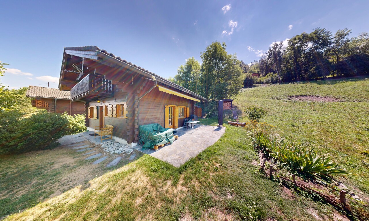 façade avec pelouse, property visible, bardage horizontal, day time, et from property