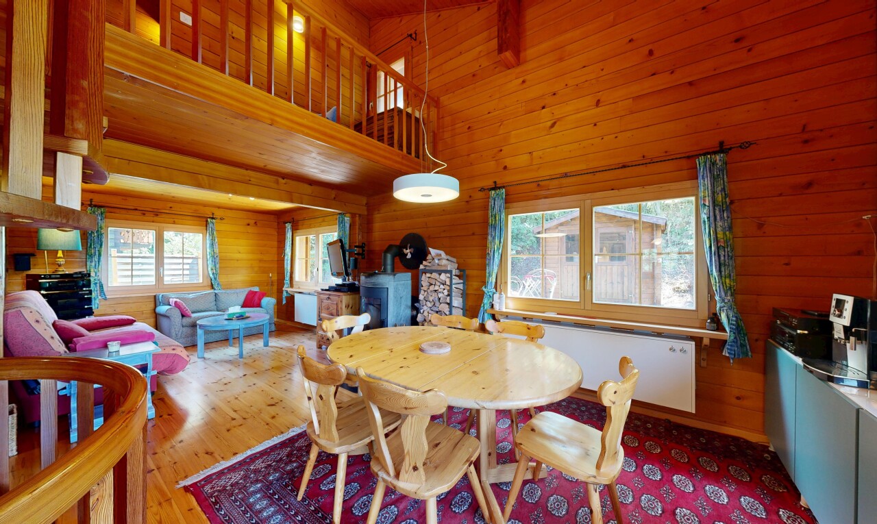 salle à manger avec high ceiling, plafond haut, wood wall, mur en bois, et dated wood wall
