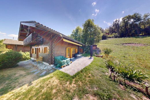 façade avec pelouse, property visible, bardage horizontal, day time, et from property