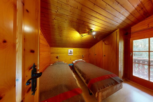 chambre avec plafond voûté, vaulted ceiling, dated wood wall, mur en bois, et wood wall