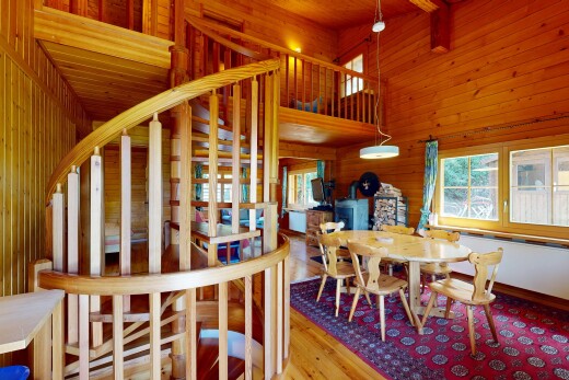 salle à manger avec plafond haut, high ceiling, mur en bois, wood wall, et high end ceiling