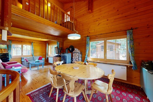 salle à manger avec high ceiling, plafond haut, wood wall, mur en bois, et dated wood wall