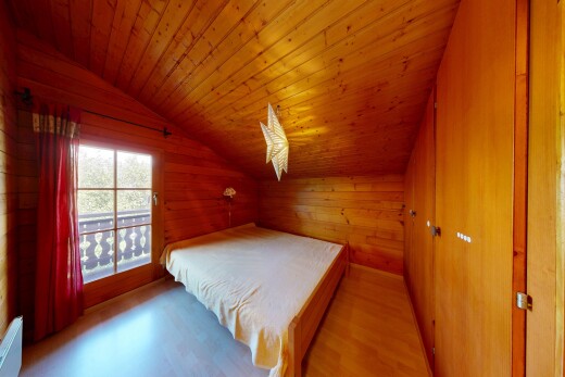 chambre avec plafond voûté, vaulted ceiling, mur en bois, wood wall, et dated wood wall