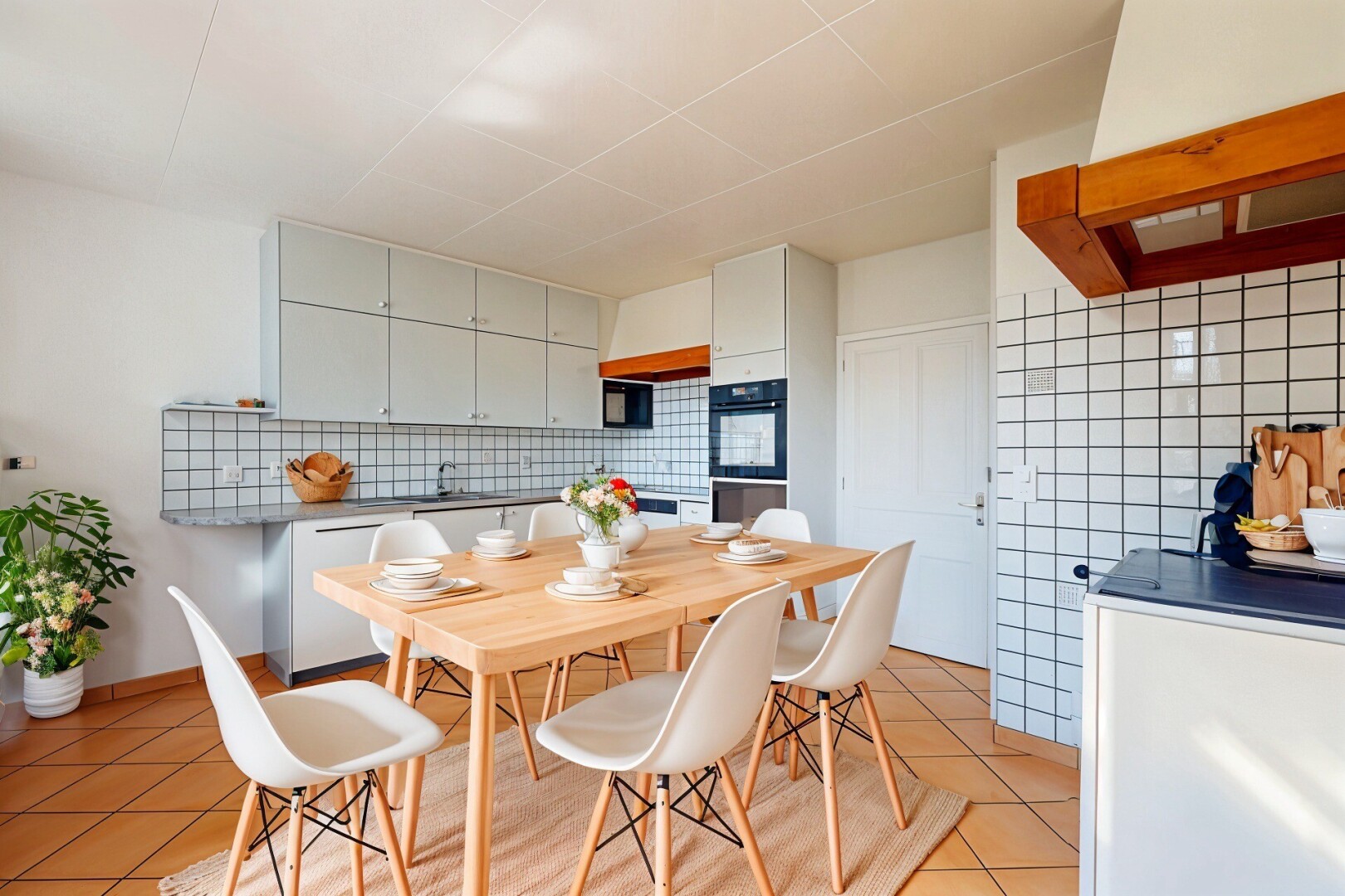 küche mit küchenrückwand beim herd, küchenrückwand beim Herd, inside property, weiße schränke, und dunstabzugshaube