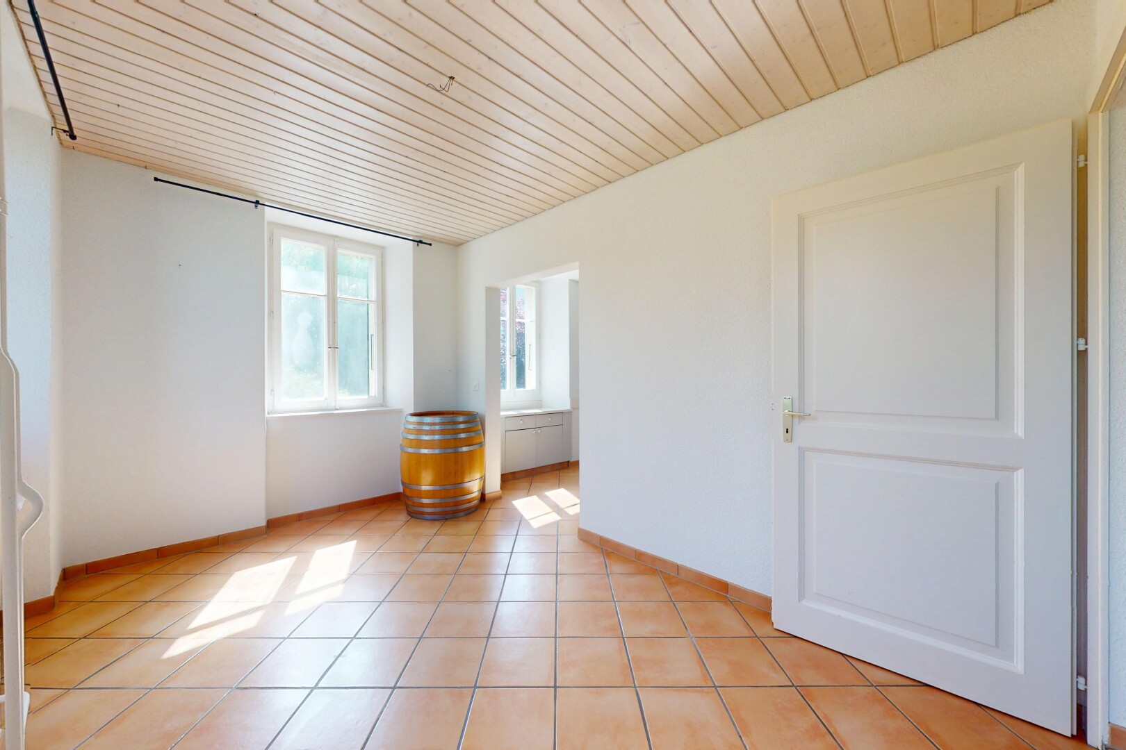 leerer raum mit natürliches licht, natural light, gipskartonwand, drywall, und inside property