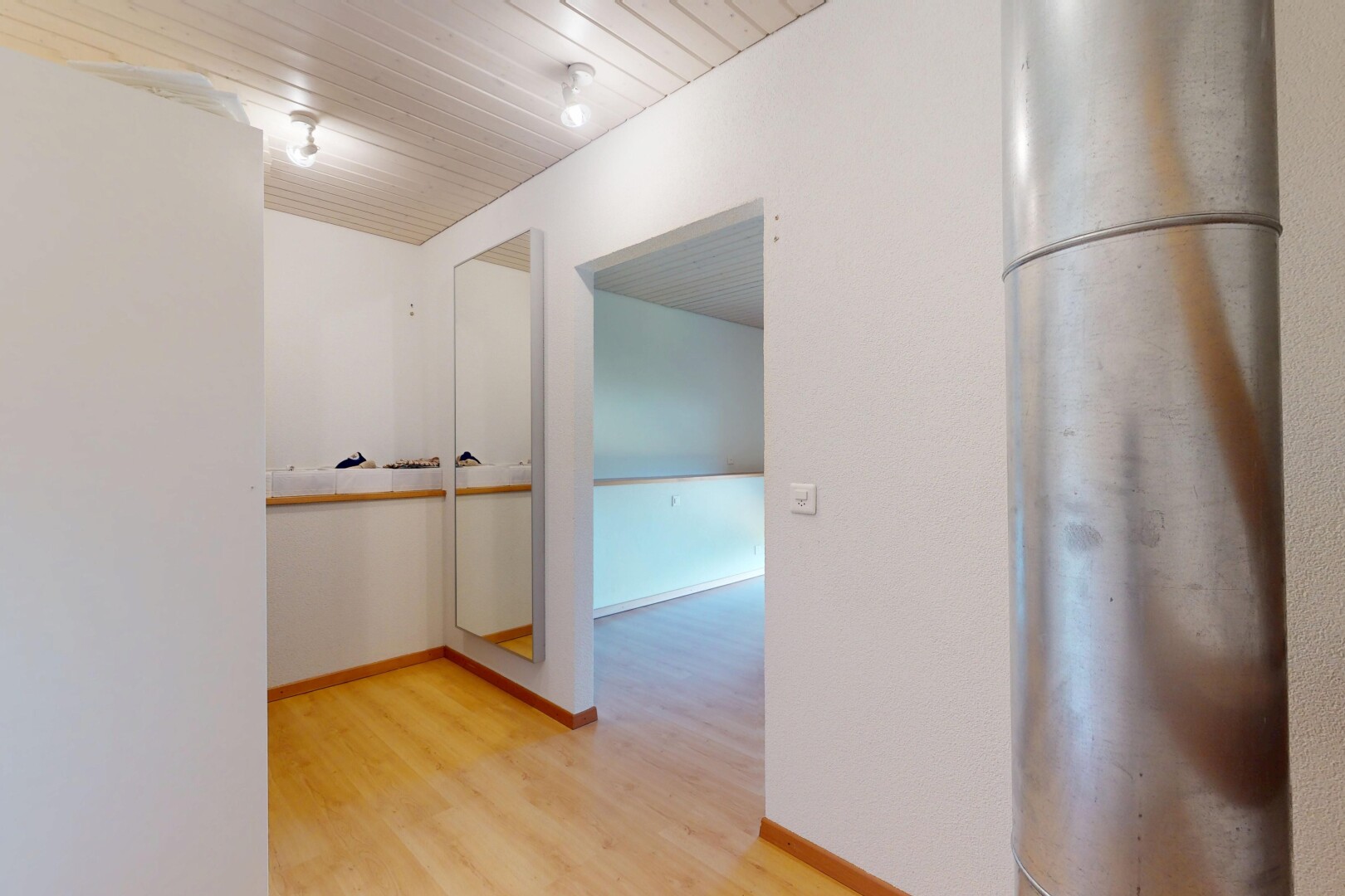 halle / korridor mit inside property, holzfußboden, wood finish floor, gipskartonwand, und drywall