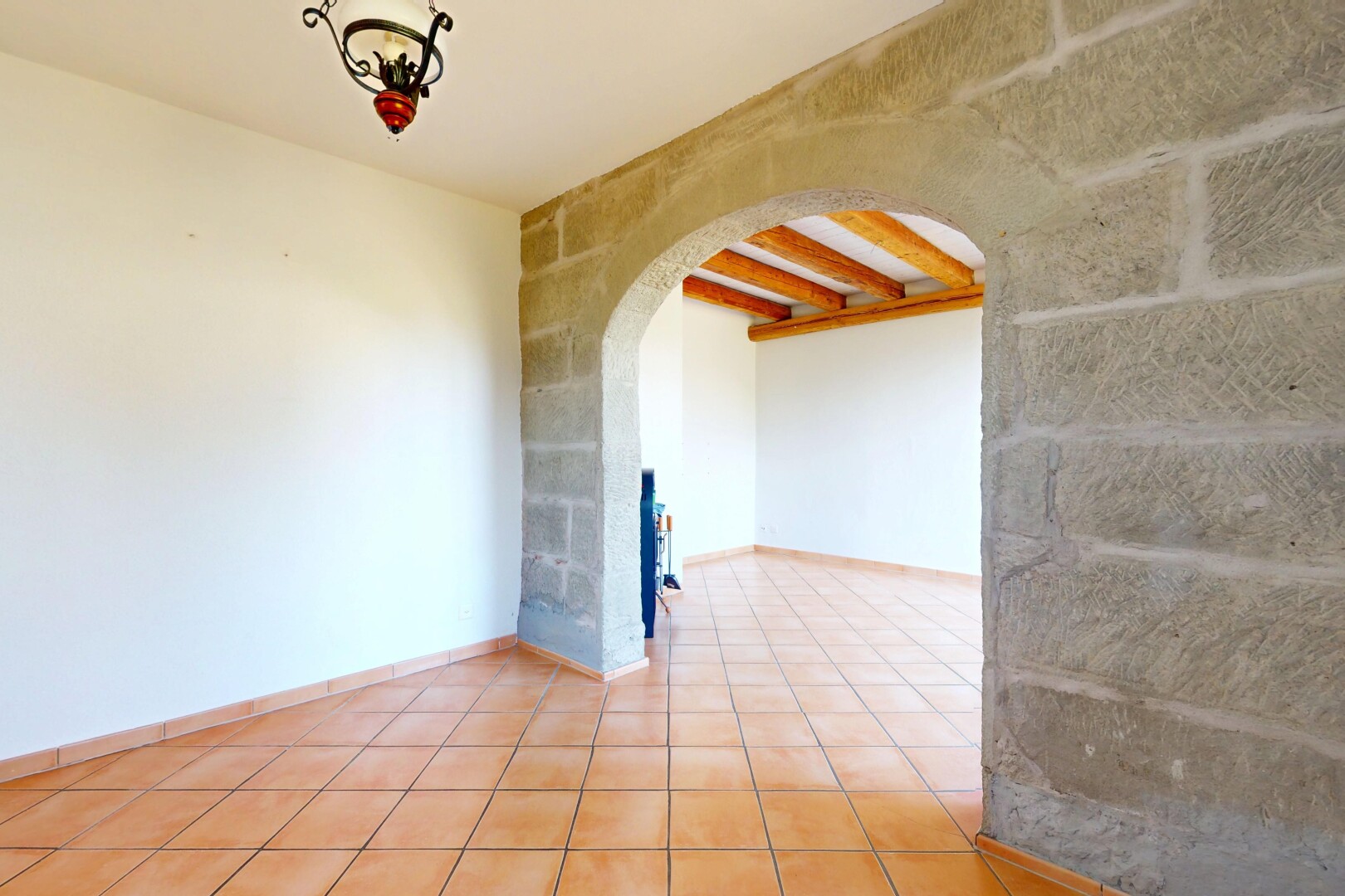 leerer raum mit gewölbte gehwege, fliesenboden, tile floor, gipskartonwand, und drywall